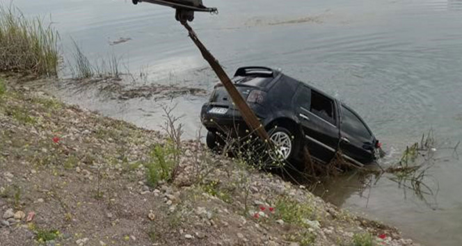 Park halindeki otomobil gölete uçtu: 3 ölü