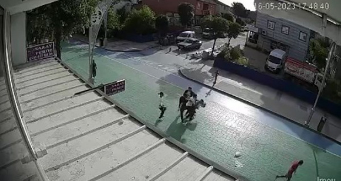 Gençlerin sokak ortasında kavgası kamerada: 2 kişi böyle darp edildi