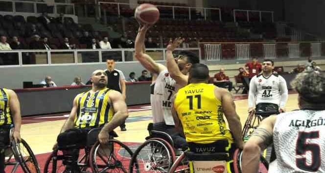 İzmir Büyükşehir Belediyespor play-off final serisini eşitledi