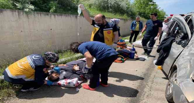 Hafif ticari araç istinat duvarına çarptı: 1 ölü, 3 yaralı