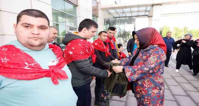 Sultangazi’de temsili vatani görevlerini yapacak engelli vatandaşlar birliklerine uğurlandı