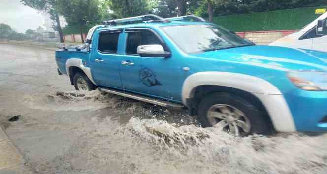 Edirne’de sağanak etkili oldu, yollar kısa sürede göle döndü