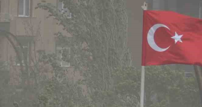 Aksaray’da şiddetli rüzgar tozu dumana kattı
