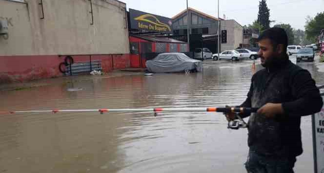 Edirne’de araçlar mahsur kaldı, vatandaş göle dönen yola olta attı