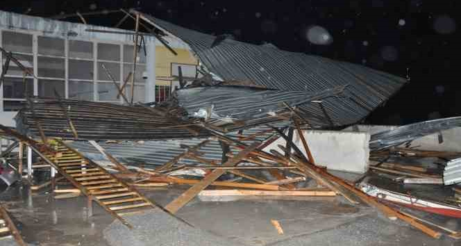 Yozgat’ta şiddetli rüzgar iş yerlerinin çatısını uçurdu