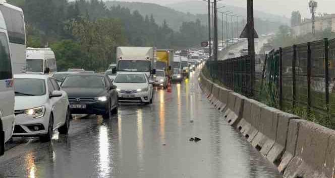 Kartal’da su birikintisinden ötürü kontrolden çıkan araç takla attı