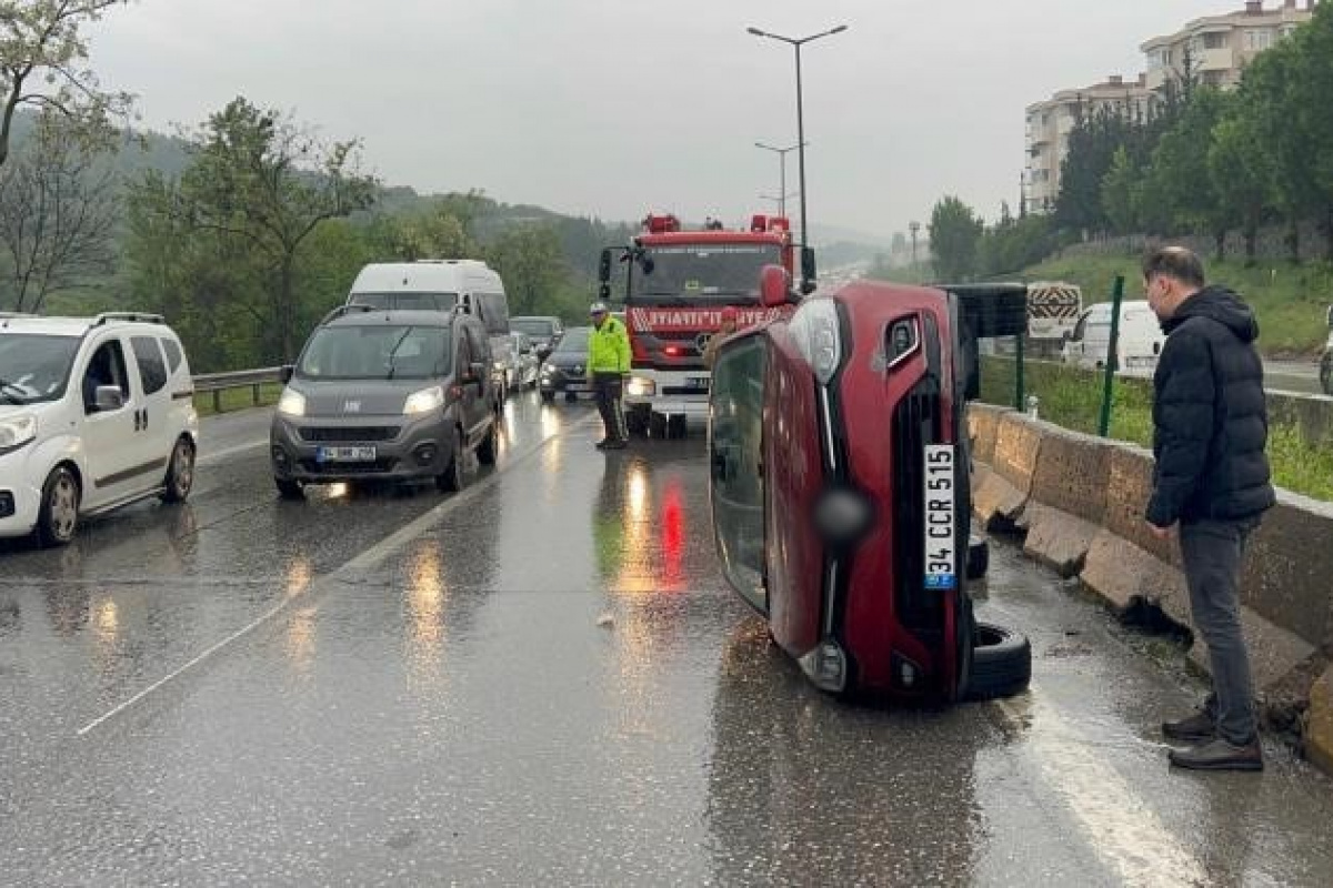 Kartal’da su birikintisinden ötürü kontrolden çıkan araç takla attı