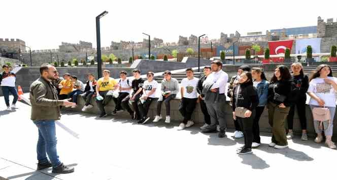 Başkan Yalçın’dan kırsaldaki öğrencilere müze sürprizi