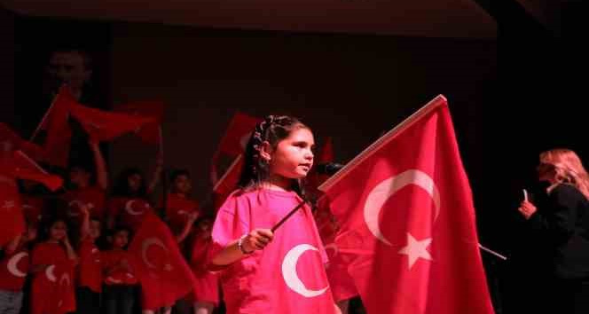 Miniklerden solo ve koro performansı