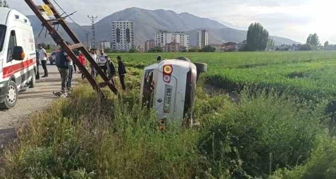 Kazada otomobil devrildi:2 yaralı