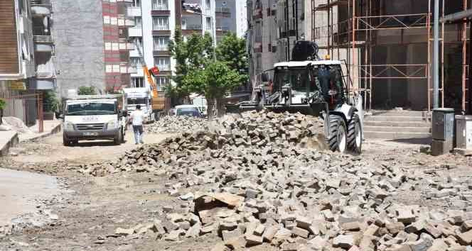 Siirt Belediyesi kilit parke ve yol bakım çalışmalarını sürdürüyor