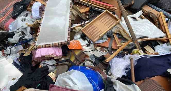 Ölen babalarının eşyalarını balkondan attılar