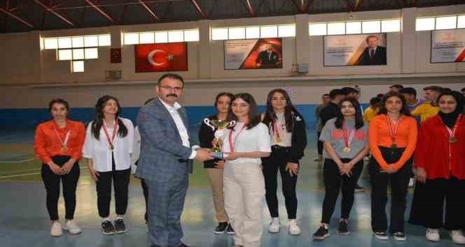 Şemdinli’de dereceye giren öğrencilere ödülleri verildi