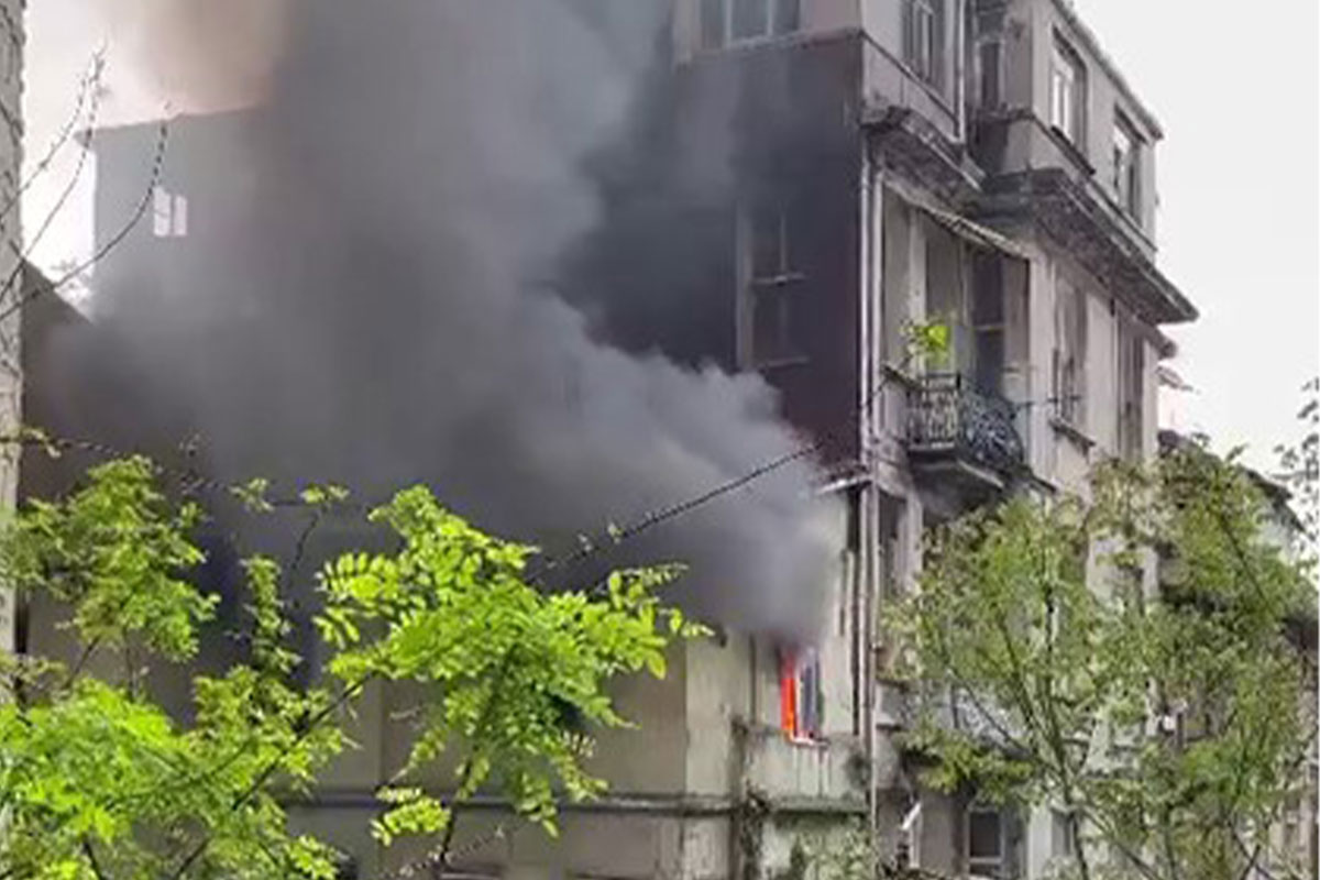 Beyoğlu'da arkadaşına kızan genç evi ateşe verdi