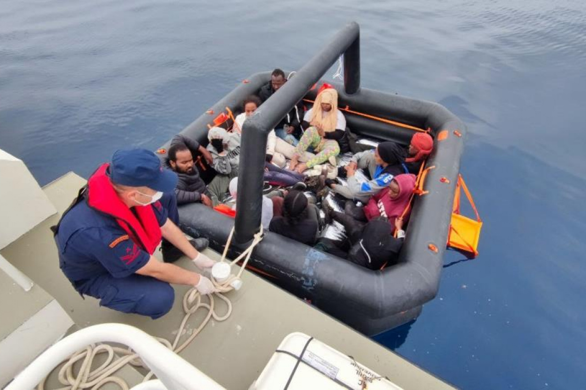 Ayvalık açıklarında 23 düzensiz göçmen kurtarılmıştır
