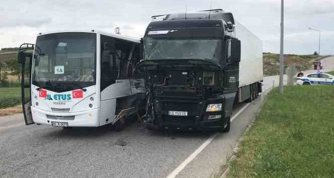 Edirne’de midibüs ile tır çarpıştı: 2 yaralı