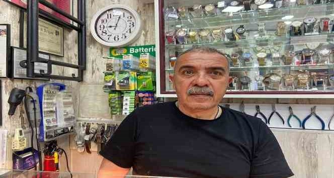 8 metrekarelik dükkanında 42 yıldır saatleri tamir ediyor