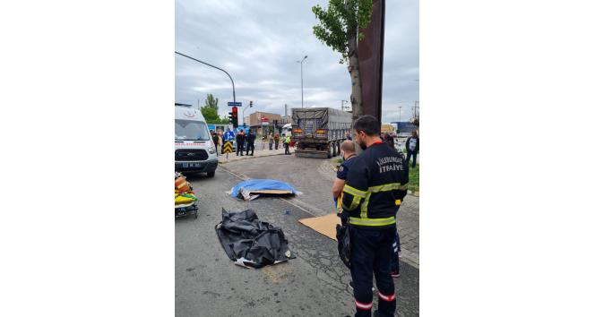 Anneanne ve torun tır çarpması sonucu hayatını kaybetti