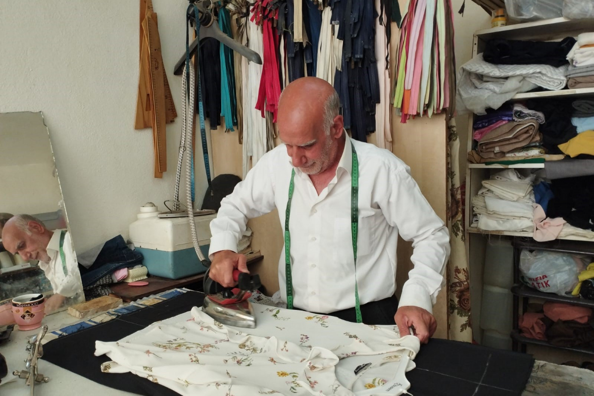 Mardin’de 11 yaşında açtığı terzi dükkanında 53 yıldır kıyafet dikiyor