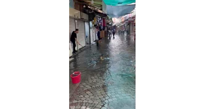 İzmir’i yine sağanak vurdu