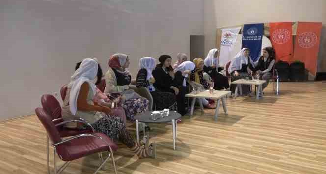 Gençlerin tiyatro oyunu gösterisine büyük ilgi