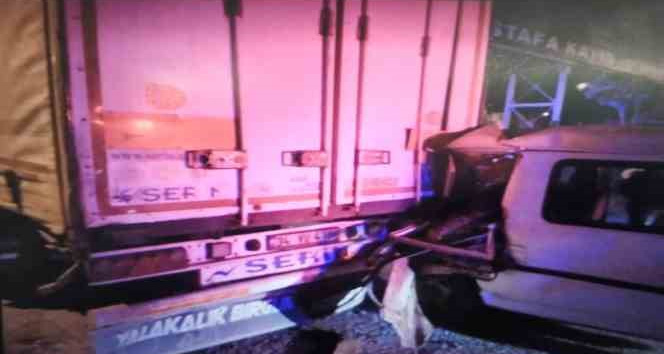 Keşan’da panelvan araç park halindeki tıra çarptı: 1 yaralı