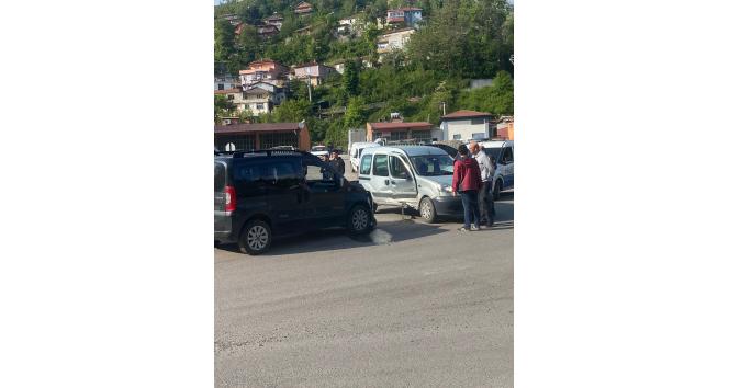 İki otomobil çarpıştı: 1 yaralı