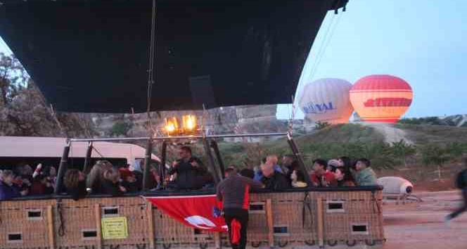 Kapadokya’da balonlar Türk Bayrakları ile havalandı