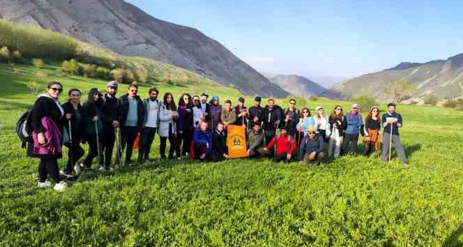Dağcılar Hakkari’nin tarihi köyünü gezdi