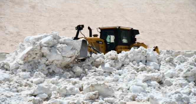 Şırnak’ta göçerlerin kullandığı karla kaplı yollar açılıyor