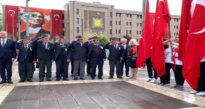 19 Mayıs kutlamaları çelenk sunma merasimiyle başladı