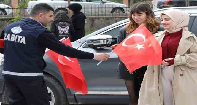 Zabıtadan vatandaşlara bayrak