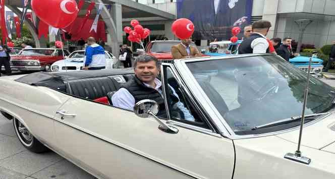 Kadıköy’de 19 Mayıs klasik otomobiller eşliğinde kutlandı