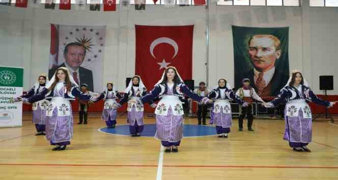 Öğrenciler sahnenin tozunu attırdı