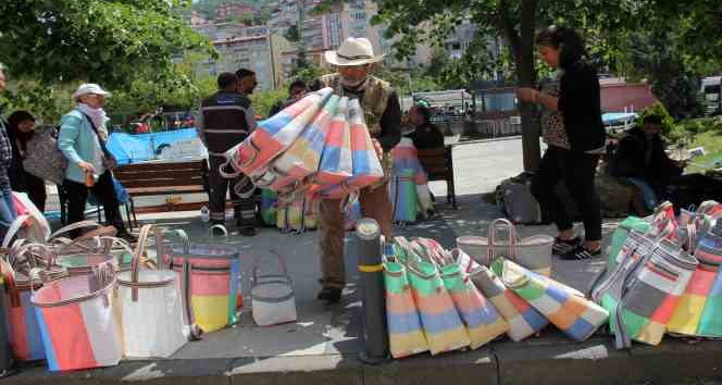 Terziliği bıraktı, çanta üretimine başladı