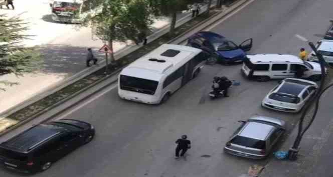 Tatvan’da zincirleme kaza: 3 yaralı