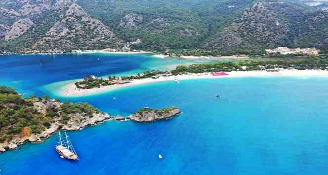 Ölüdeniz sahilinde dev Türk bayraklı 19 Mayıs kutlaması