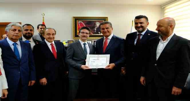 Milletvekili Sarıgül mazbatasını aldı