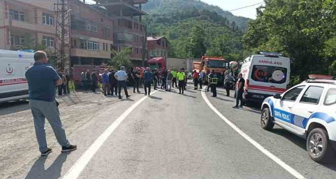 Hurdaya dönen araçtan yaralı kurtuldular