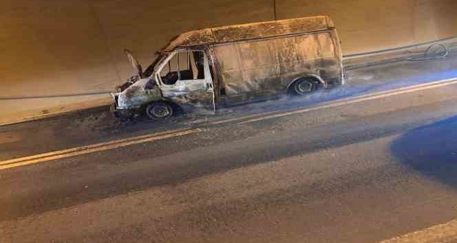 Artvin’de tünel içinde araç yandı