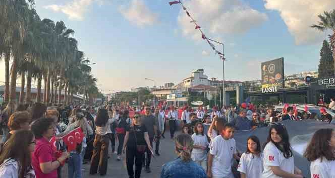 Kuşadası’nda vatandaşlardan coşkulu yürüyüş