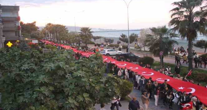 1919 metrelik dev Türk bayrağıyla yürüdüler