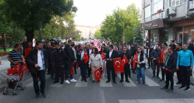 Kırklareli’nde gençlik yürüyüşünde metrelerce bayrak açıldı
