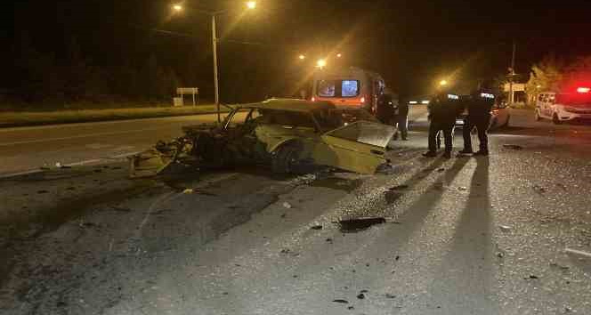 Alkollü ve ehliyetsiz sürücü yol kenarında duran tıra çarptı: 3 yaralı