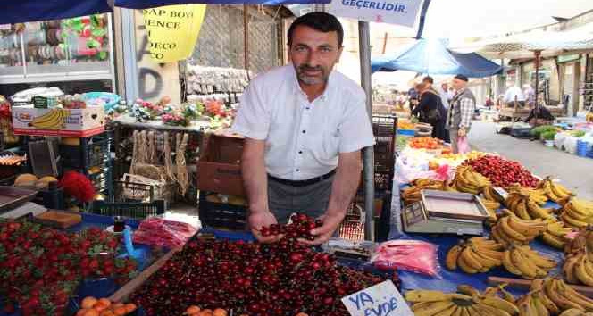 Aydın’da pazar tezgahları kırmızıya boyandı