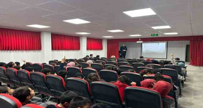 Kars’ta öğrencilere siber suçlar anlatıldı
