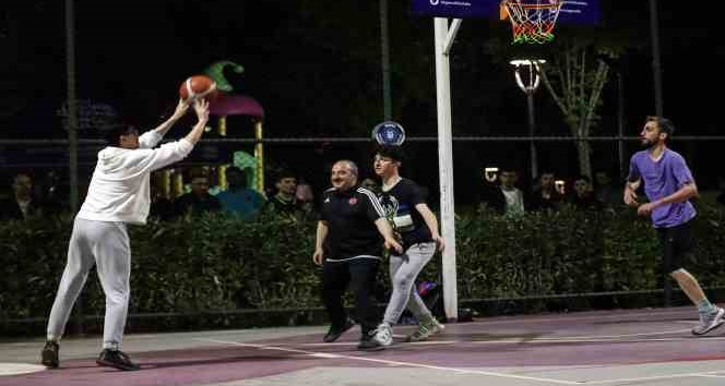 Bakan Varank, ilk kez oyunu kullanan gençlerle gece yarısı basketbol maçı yaptı