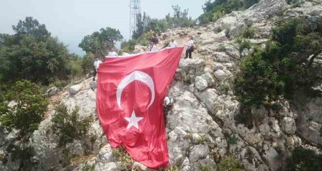 Antalya’da 100 metrelik uçurumda Türk bayrağı astılar