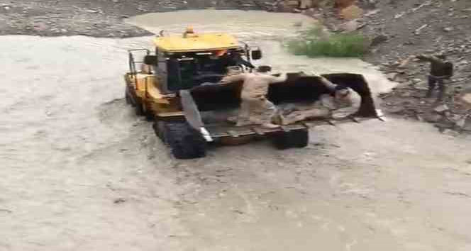 Hakkari’de askeri araç Zap suyuna uçtu: 9 asker hafif yaralı