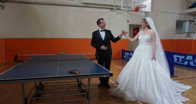 Gelinlik ve damatlıklarıyla düğün öncesi masa tenisi oynadılar